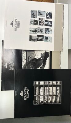 beaucoup de livres empilés sur une table