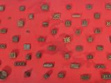 une photo d'une vitrine rouge sur laquelle sont disposés de nombreux petits objets