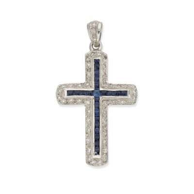 un pendentif en forme de croix, orné de diamants et de saphirs, sur fond blanc