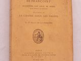 un vieux livre posé sur une table, à côté d'une nappe blanche