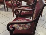 many chairs that are sitting on the floor in the store