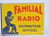 une pancarte sur laquelle on peut lire « radio familière » sur le devant