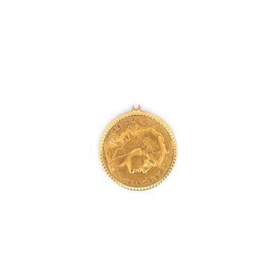 gros plan d'une pièce d'or sur une surface blanche