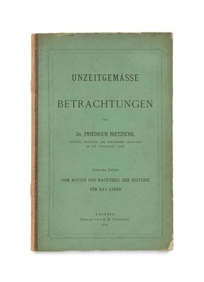 un vieux livre à la couverture verte posé sur une table
