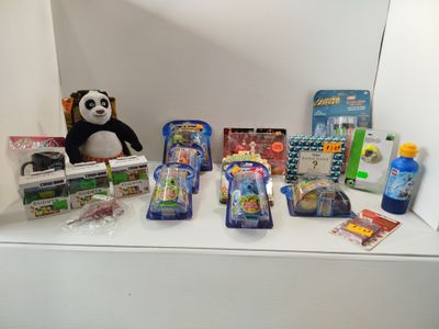 de nombreux objets sur une étagère, parmi lesquels un panda, des brosses à dents, du dentifrice, du dentifrice, du dentifrice, du dentifrice