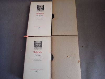 trois livres sont empilés sur une table