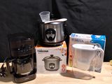 un mixeur, une cafetière et un mixeur posés sur une table