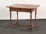 une petite table en bois surmontée d'un tiroir