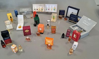 de nombreux parfums de toutes sortes exposés sur une table