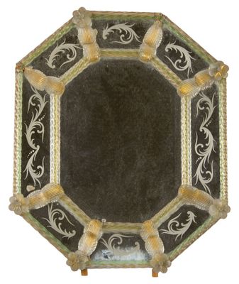 une assiette noire et dorée sur laquelle figure une horloge