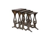 trois petites tables en métal empilées les unes sur les autres