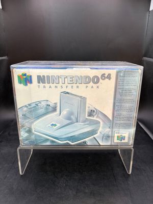 une photo d'une console Nintendo 64 posée sur une chaise noire
