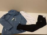une veste bleue et un pantalon noir posés sur une table