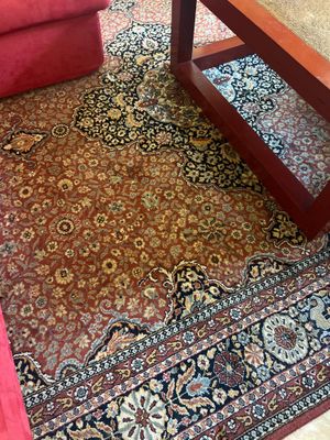 un canapé rouge et une table basse dans un salon