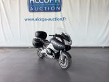 un motocycle garé à l'intérieur d'un bâtiment