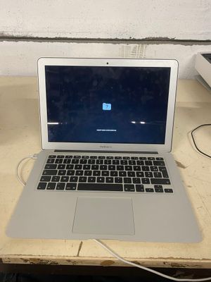 un ordinateur portable posé sur une table avec une souris