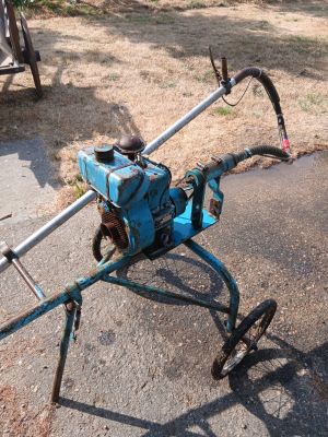 une petite machine bleue posée par terre