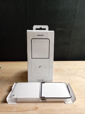 la boîte est ouverte sur la table, à côté du téléphone