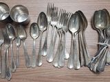 beaucoup de cuillères et de fourchettes en argent sur la table
