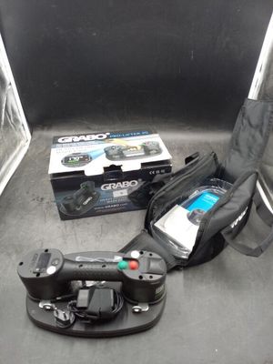 une boîte contenant des télécommandes Wii et une manette de jeu, posée par terre