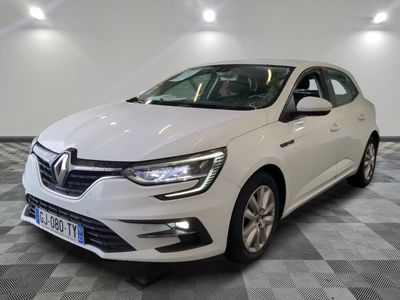 une voiture blanche garée dans une pièce au sol en damier