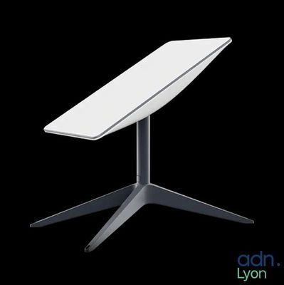 une image représentant une table blanche avec un piètement noir sur fond noir