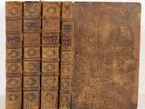 trois vieux livres sont empilés sur une table
