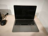 un ordinateur portable posé sur un bureau avec une souris