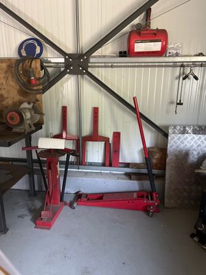 une photo d'un garage rempli d'outils