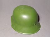 un casque vert posé sur une table, sur fond blanc