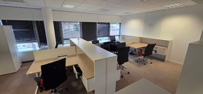 UN ENSEMBLE COMPRENANT : 6 BUREAUX D'ANGLE AVEC RETOUR ET PA…