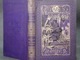 un vieux livre à la couverture violette posé sur une table