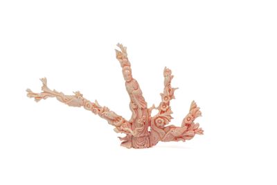 une petite figurine représentant un arbre mort posée sur une surface blanche