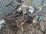 un tracteur équipé d'une charrue, dans la terre