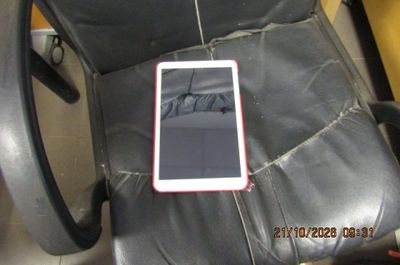 un téléphone portable posé sur un fauteuil en cuir noir