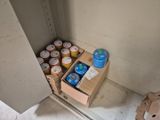 une boîte de conserves posée par terre à côté d'une autre boîte de conserves