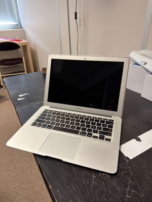 un ordinateur portable posé sur un bureau dans une pièce