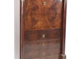 une commode en bois avec un plateau en marbre