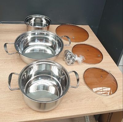 de nombreuses casseroles et poêles posées sur une table en bois