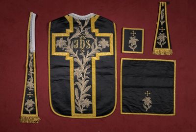 un gilet noir et doré orné d'une croix
