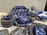 de nombreuses assiettes et bols bleus et blancs posés sur une table