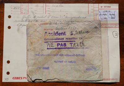 une feuille de papier posée sur une autre feuille de papier