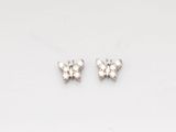 une paire de boucles d'oreilles en diamant sur fond blanc