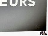 a black and white photo of a sign that says jeurs