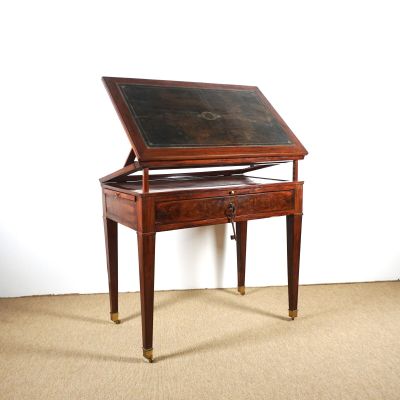 un petit bureau recouvert d'un plateau en cuir