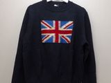 un pull orné du drapeau britannique, accroché au mur
