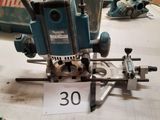 a machine that is sitting on a table in a room