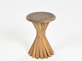 un gros plan d'un tabouret en bois avec un assise en bois