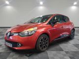 une voiture rouge garée dans un garage au sol en damier