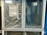 une photo d'une fenêtre en cours d'installation dans un immeuble